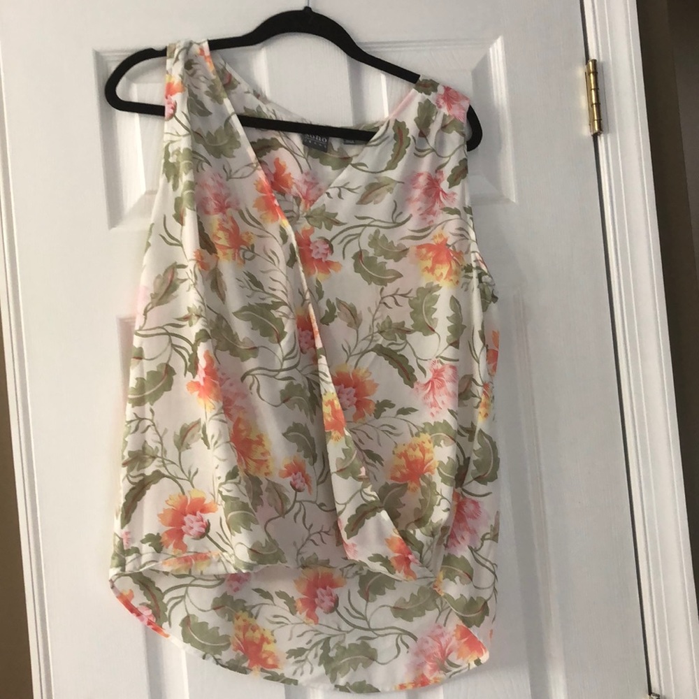 Sleeveless shirt